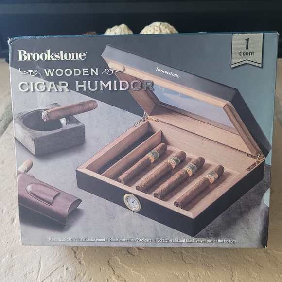BROOKSTONE WOODEN CIGAR HUMIDOR